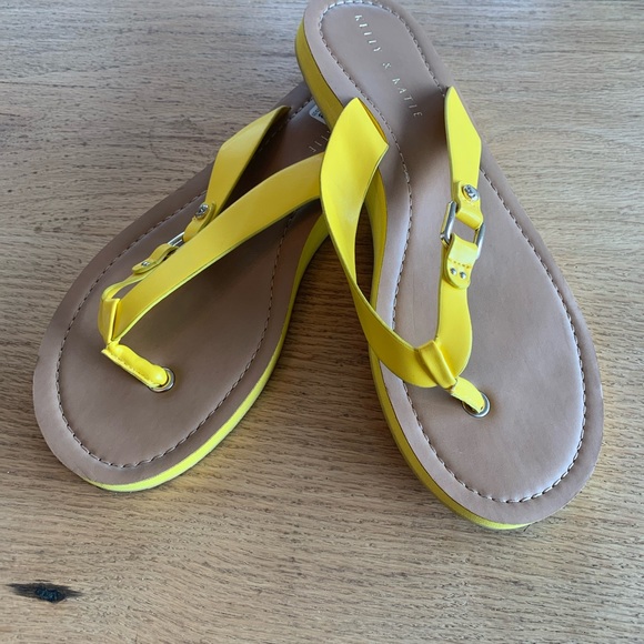 Kelly & Katie Myrra Flat Flip Flop Sandal Women’s 10 Gold Buckle SlipOn Preloved - Picture 1 of 10